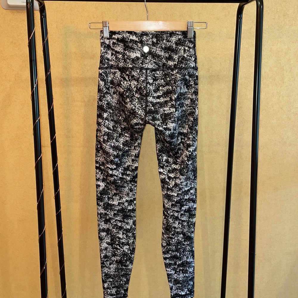 Lululemon leggings. Size 4. Tags off but barely worn. Great condition - Picture 2 of 4